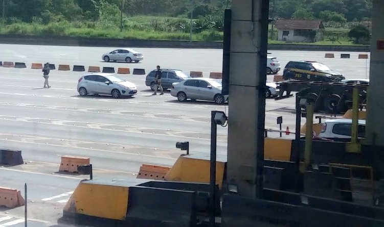 Além da infração de trânsito, que gera multa de R$ 195,23 e cinco pontos na Carteira Nacional de Habilitação (CNH)